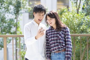 couplewithsmartphone